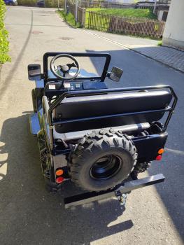 HILLBIL XTR-9 Elektro Kinderauto 1200 W, schwarz glänzend, konfigurierbar 10 km/h bis 40 km/h, mit Alufelgen und Anhängerkupplung, feste Sitzbank
